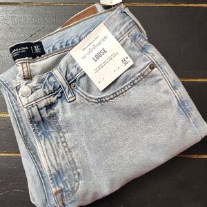 ABERCROMBIE & FITCH WOMENS LIGHT WASH LOOSE JEANS 👖👖👖👖👖👖👖👖👖👖👖👖👖👖